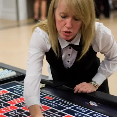 Des croupiers professionnels pour une soirée casino réussie